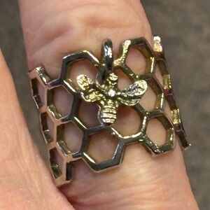 Bee 🐝 & Honeycomb Ring - Silver Tone